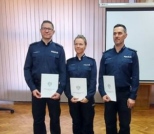 Policjanci mianowani pozują do wspólnego zdjęcia w ręku trzymają akty mianowania.
