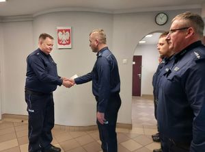 Komendant Powiatowy Policji w Wieluniu gratuluje awansu nowemu Komendantowi Komisariatu Policji w Osjakowie.