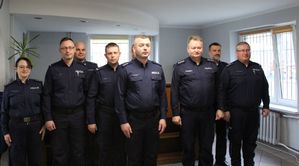 Wspólne zdjęcie policjantów nowego Komendanta Komisariatu oraz Komendanta Powiatowego Policji w Wieluniu.