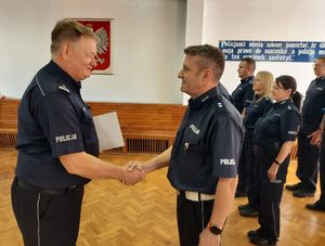Komendant Powiatowy Policji w Wieluniu wręcza rozkaz personalny mianowanemu naczelnikowi.