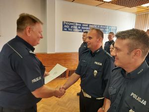 Komendant Powiatowy Policji w Wieluniu wręcza rozkaz personalny mianowanemu specjaliście.