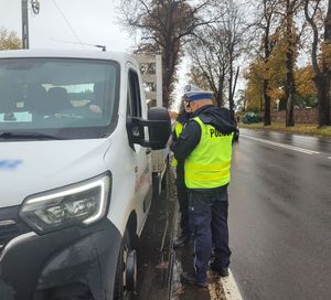 Policjanci kontrolują pojazd.