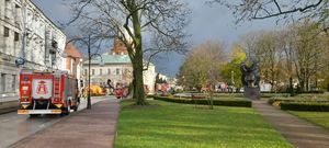 Widok na plac Kazimierza Wielkiego, na drodze wóz strażacki w oddali pracujące służby.