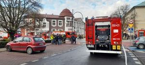 Widok na plac Kazimierza Wielkiego, na drodze wóz strażacki oraz wokół pracujące służby.