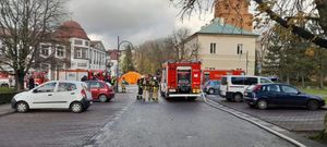 Widok na plac Kazimierza Wielkiego, wozy strażackie oraz  pracujące służby.