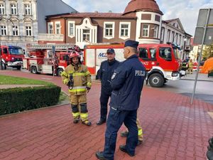 Policjanci oraz strażak zabezpieczający miejsce.