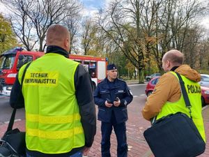 Policjanci z grupy dochodzeniowo- śledczej .