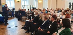 zdjęcie przedstawia uczestników debaty &quot;Senior menagerem ds. własnego bezpieczeństwa&quot;