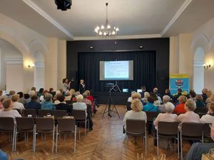 zdjęcie przedstawia uczestników debaty &quot;Senior menagerem ds. własnego bezpieczeństwa&quot;