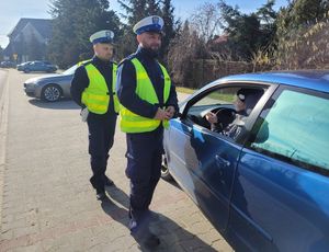 Policjanci przeprowadzają kontrolę drogową.