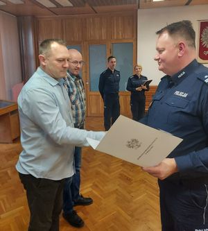 Komendant Powiatowy wręcza podziękowania dla policjanta odchodzącego na emeryturę.