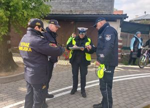 Policjanci i strażnicy miejscy na  miasteczku ruchu drogowego.