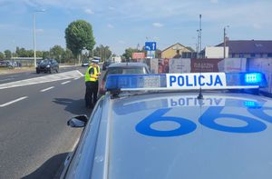 zdjęcie przedstawia policjantów Wydziału Ruchu Drogowego przeprowadzających kontrolę pojazdu