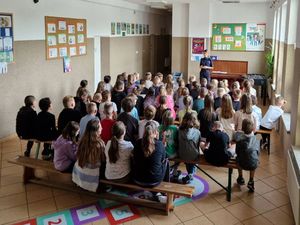 zdjęcie przedstawiające policjanta prowadzącego pogadankę z dziećmi w Ostrówku