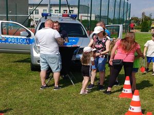 zdjęcie przedstawiające policjanta na pikniku rodzinnym oraz uczestników