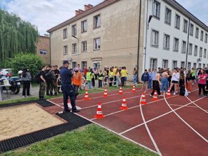 zdjęcie przedstawiające policjanta prezentującego alkogogle i narkogogle na pikniku w szkole