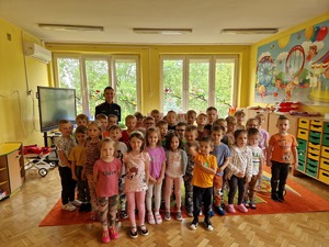 zdjęcie przedstawiające policjanta na spotkaniu z dziećmi w przedszkolu w Wieluniu