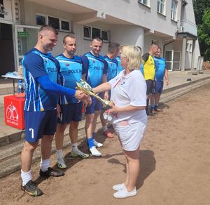 Organizator wręcza mundurowych puchar za zajęcie II miejsca.