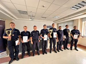 Policjanci po odebraniu pucharów i medali za zajęcie pierwszego, drugiego i trzeciego miejsce w turnieju Partol Roku 2024 roku.