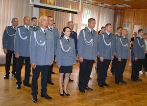 Sala odpraw w wieluńskiej komendzie, w szyku mianowani policjanci.