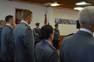 Sala odpraw w wieluńskiej komendzie, stoją w szyku mianowani policjanci.