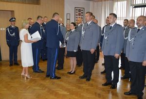 Zastępca Komendanta Wojewódzkiego Policji w Łodzi wraz z Komendantem Powiatowym Policji w Wieluniu wręczają akty mianowania na wyższe stopnie służbowe policjantom.