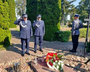 Komendant Powiatowy Policji w Wieluniu wraz z I Zastępcą oddają honory na cmentarzu wieluńskim przy mogile katyńskiej.