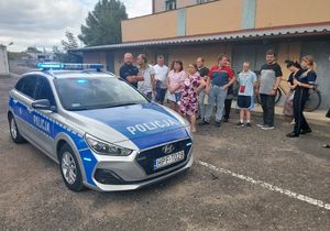 Goście oglądają prezentowany przez policjantów radiowóz.