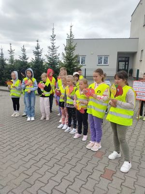 zdjęcie przedstawia dzieci w elementach odblaskowych podczas akcji Jabłko-cytryna