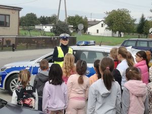 zdjęcie przedstawia policjantkę wraz z dziećmi podczas akcji jabłko cytryna