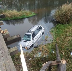 Auto zatopione częściowo w rzece.