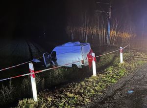 Uszkodzony bus, który uczestniczył w wypadku.