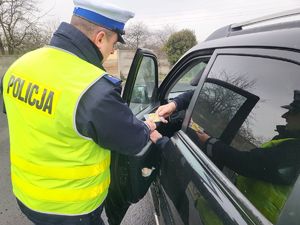 Policjant wręcza kierowcy serduszko zapachowe&amp;amp;quot;Zwolnij. Jak kocha to poczeka!