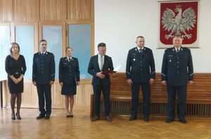 Aula w wieluńskiej jednostce Policji. . W sali obecny jest Komendant Powiatowy Policji w Wieluniu i jego I Zastępca oraz inni uczestnicy uroczystości. Wójt Gminy Biała składa podziękowania.