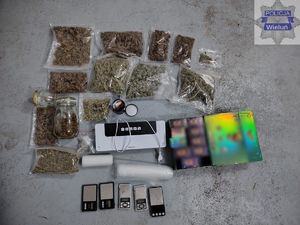Zabezpieczone nielegalne substancja spakowane w workach foliowych, wagi elektroniczne, zgrzewarka.