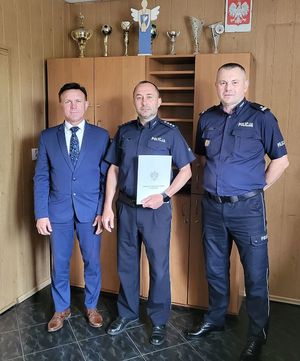 Od lewej Wójt Gminy Biała, Komendant Komisariatu Policji w Białej, I Zastępca Komendanta Powiatowego Policji w Wieluniu.