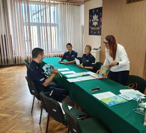 Jury konkursowe ocenia prace w auli wieluńskiej jednostki policji.