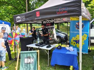 Policjanci na pikniku wystawili stoisko profilaktyczne, prezentują elementy umundurowania, prowadżą konkurs wiedzy o bezpieczeństwie dla najmłodszych.