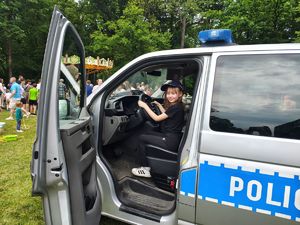 Dziewczynka siedzi w radiowozie.