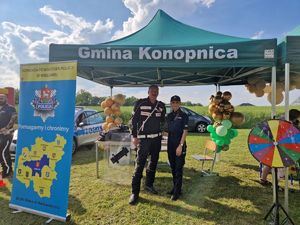 Policjanci na stoisku profilaktycznym na pikniku.