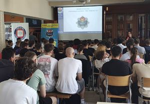 Wystąpienie Pani z Poradni Psychologiczno- Pedagogicznej w Wieluniu w sali Zespołu Szkół numer 2 w Wieluniu w trakcie debaty z uczniami.