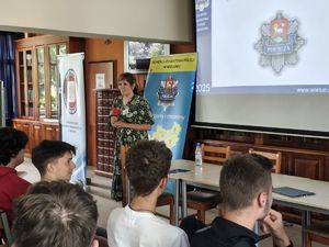 Wystąpienie Pani z Poradni Psychologiczno- Pedagogicznej w Wieluniu w sali Zespołu Szkół numer 2 w Wieluniu w trakcie debaty z uczniami.