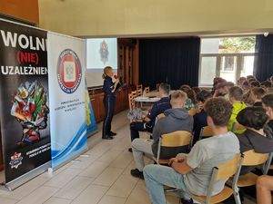 Wystąpienie policjantki w sali Zespołu Szkół numer 2 w Wieluniu w trakcie debaty z uczniami.