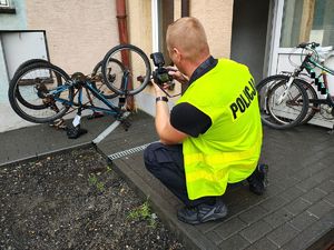 Technik kryminalistyki prowadzi oględziny rowerów.