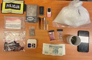 Zabezpieczone substancje psychotropowe i odurzające oraz inne przedmioty w trakcie przeszukania.