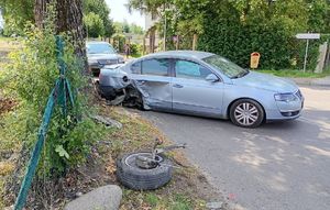 Uszkodzony samochód, który brał udział w zdarzeniu drogowym.