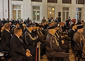 Goście na uroczystości obchodów 86 rocznicy wybuchu II Wojny Światowej na placu Kazimierza Wielkiego w Wieluniu.