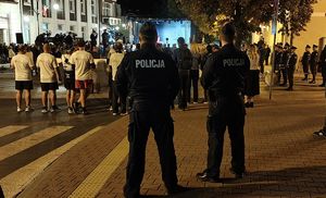 Policjanci zabezpieczają obchody 86 rocznicy wybuchu II Wojny Światowej w Wieluniu.