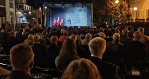 Scena, na której przemawia Burmistrz Wielunia , wokół zgromadzeni goście uroczystości.