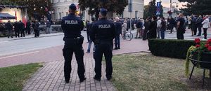 Policjanci zabezpieczają obchody 86 rocznicy wybuchu II Wojny Światowej w Wieluniu.